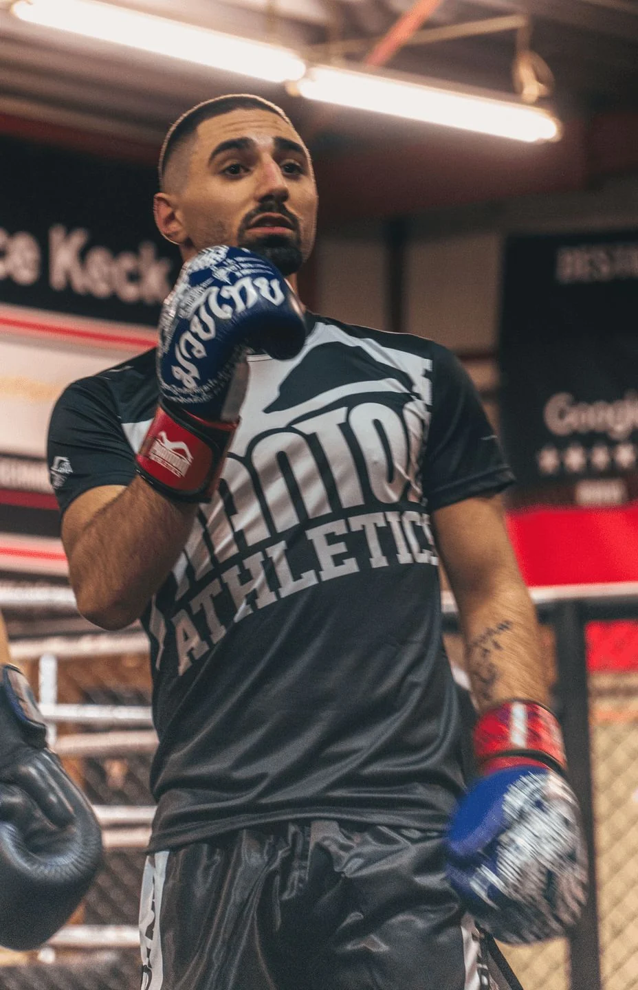 Ali Atoui mit Boxhandschuhen im Gym
